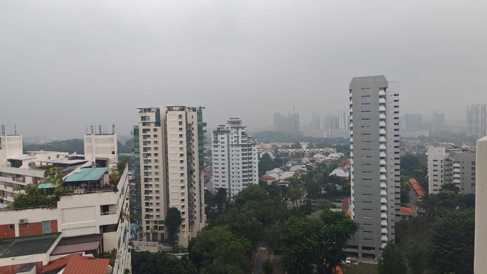 Het uitzicht vanaf ons balkon in Pandan Valley verdwijnt in de dikke haze