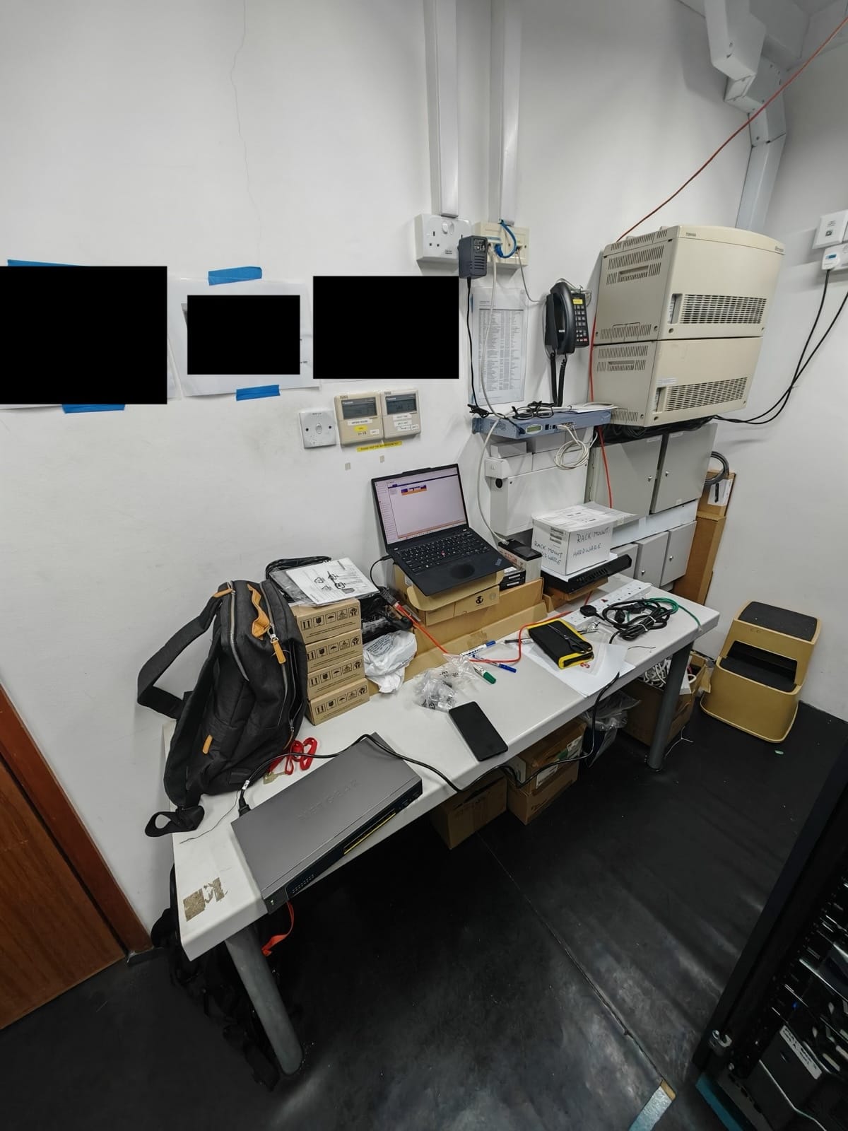 Tijdelijk werkplekje in de serverruimte