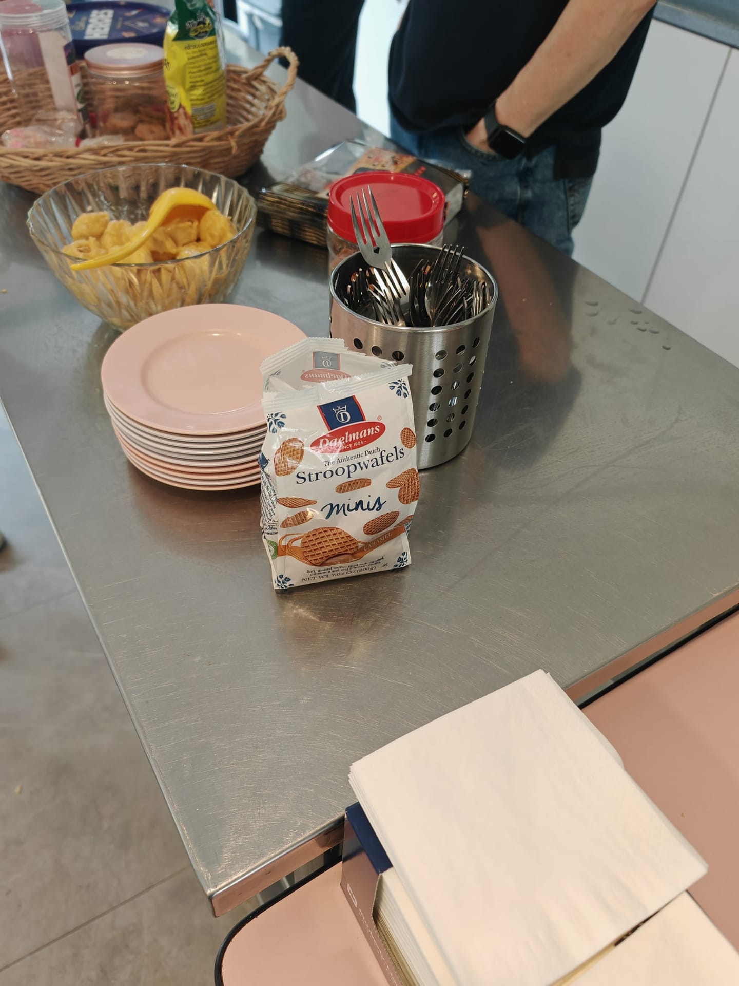 Echte Nederlandse stroopwafels bij de koffie op kantoor