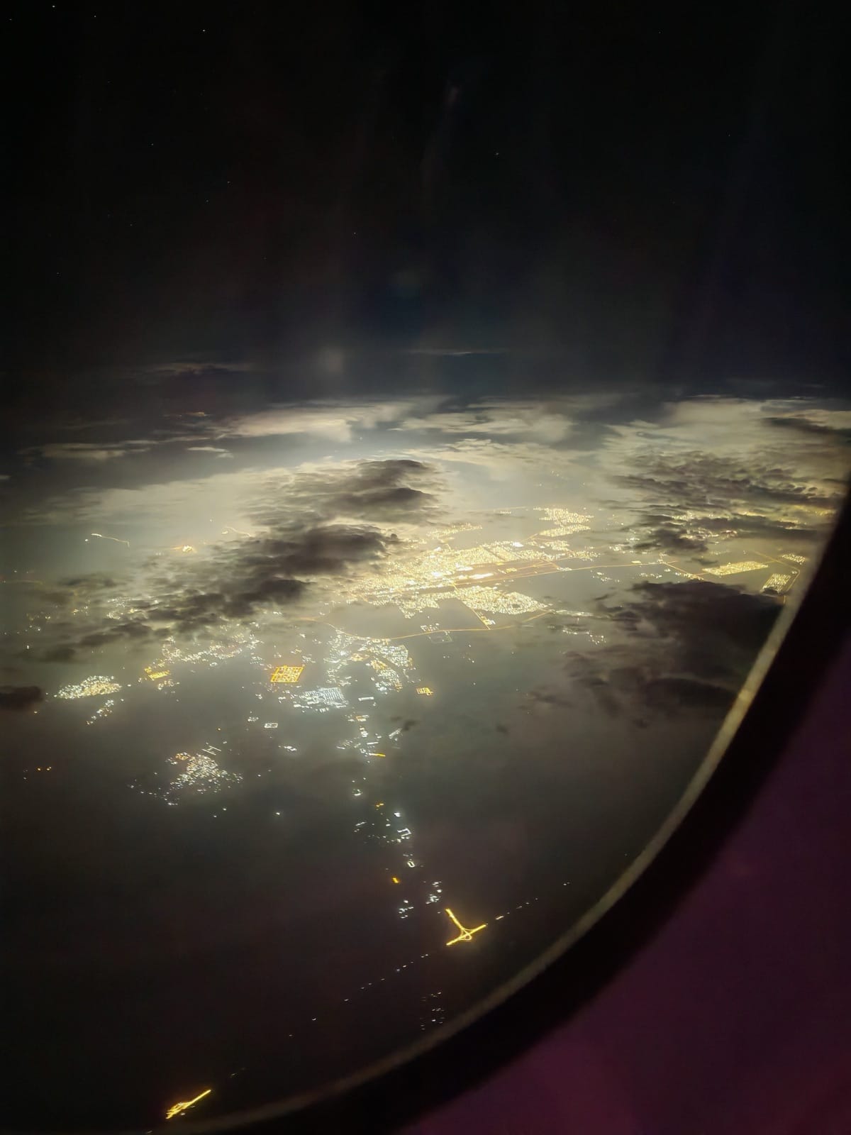 De nacht vanaf twaalf kilometer hoogte